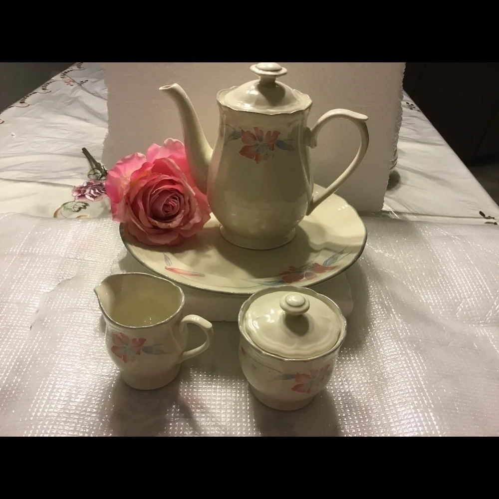 ROYAL OF LONDON‎ TEA SET